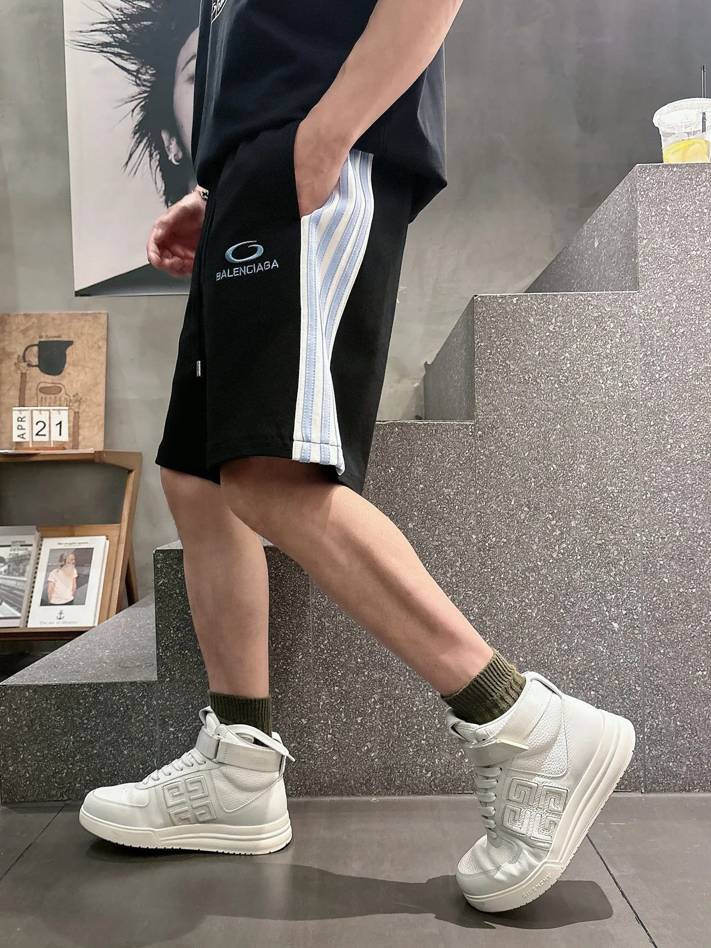 Balenciaga's three-standard complete 2026 summer New Arrival men's casual shorts, advanced custom-made Breathable fabric, Breathable fabric, extremely stretchy and comfortable, impeccable details, top-grade accessories, original logo design concept, delicate and soft feel! The upper body fit is awesome! Size: M-XXXL Please state your height and weight when ordering